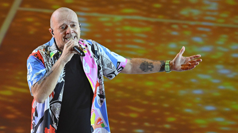 Carlo Conti, 'Max Pezzali ospite fisso a Sanremo dal palco della nave'