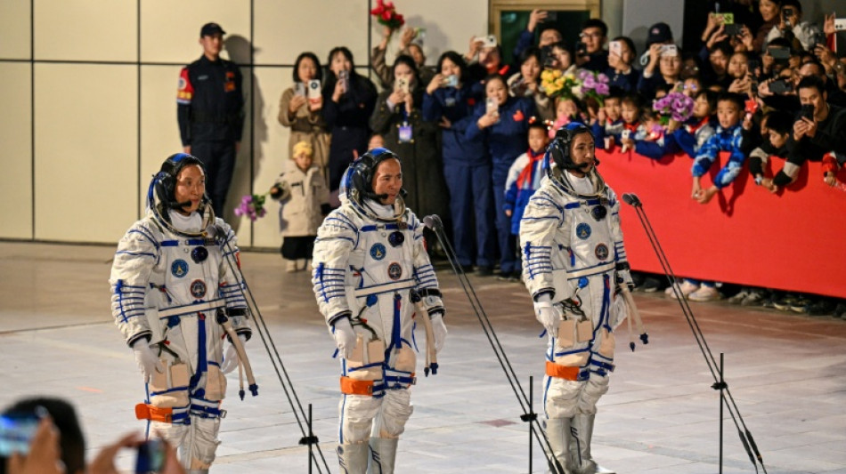 La fus&eacute;e chinoise Longue Marche-2F d&eacute;colle avec trois astronautes