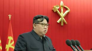 L&iacute;der norte-coreano supervisiona teste de m&iacute;sseis de cruzeiro lan&ccedil;ados por submarino