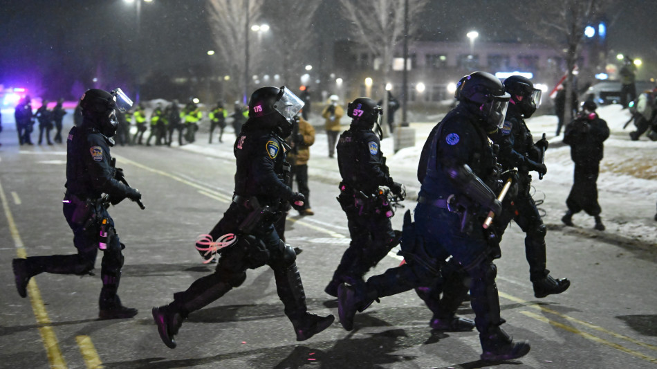 A Minneapolis 16 arresti, 'hanno aggredito gli agenti'