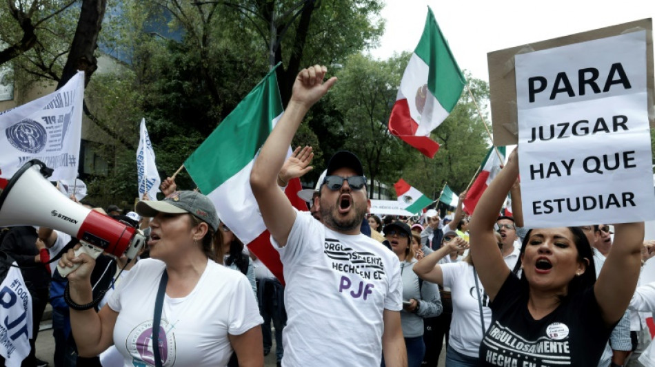 Demonstranten dringen bei Debatte &uuml;ber Justizreform in Mexikos Senat ein