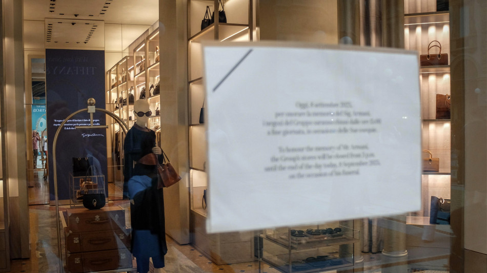 Pc spenti negli uffici, giù le serrande nei negozi Armani